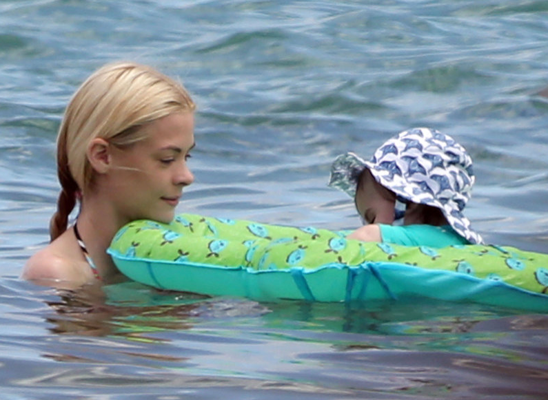 Jaime King badar med sin son. Jaime King badar med sin son.